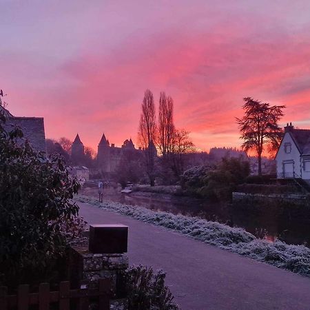 Gite Maisonnette- Et A Cote Coule Une Riviere Josselin Buitenkant foto