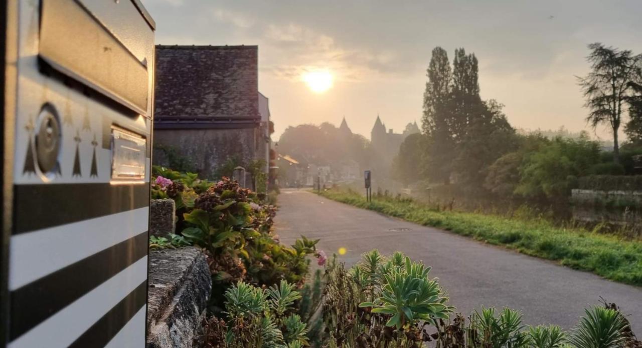 Gite Maisonnette- Et A Cote Coule Une Riviere Josselin Buitenkant foto