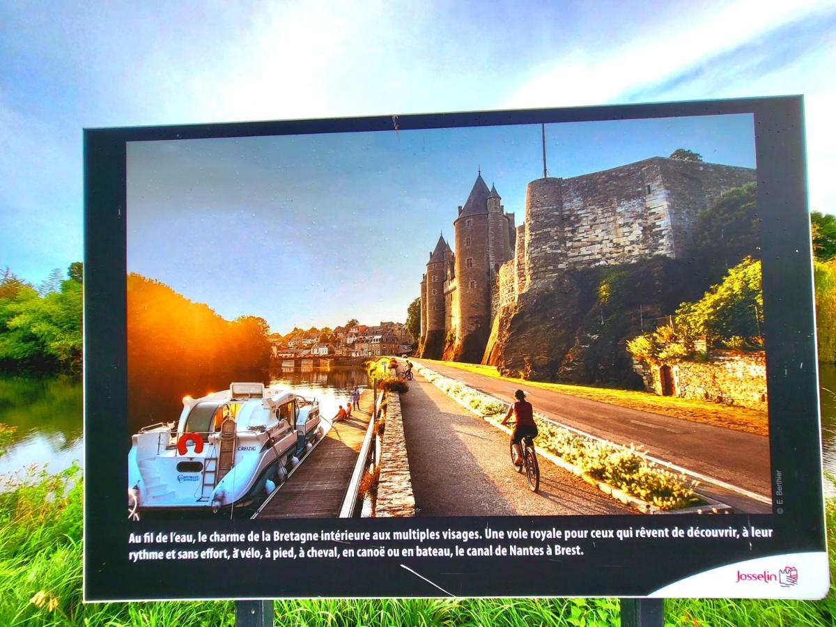 Gite Maisonnette- Et A Cote Coule Une Riviere Josselin Buitenkant foto