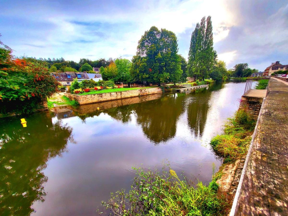 Gite Maisonnette- Et A Cote Coule Une Riviere Josselin Buitenkant foto