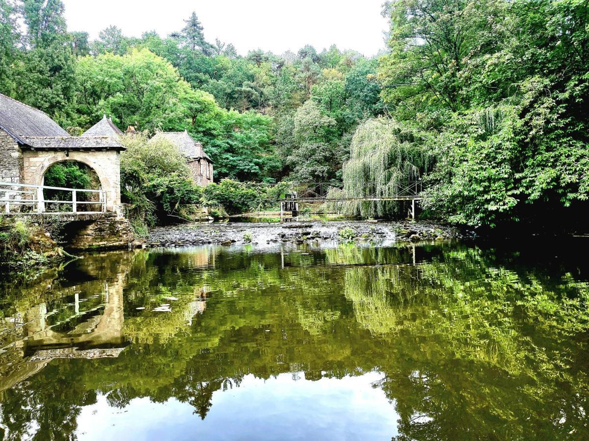Gite Maisonnette- Et A Cote Coule Une Riviere Josselin Buitenkant foto