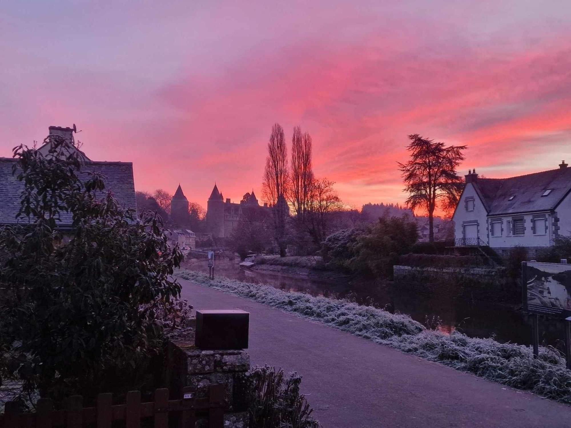 Gite Maisonnette- Et A Cote Coule Une Riviere Josselin Buitenkant foto