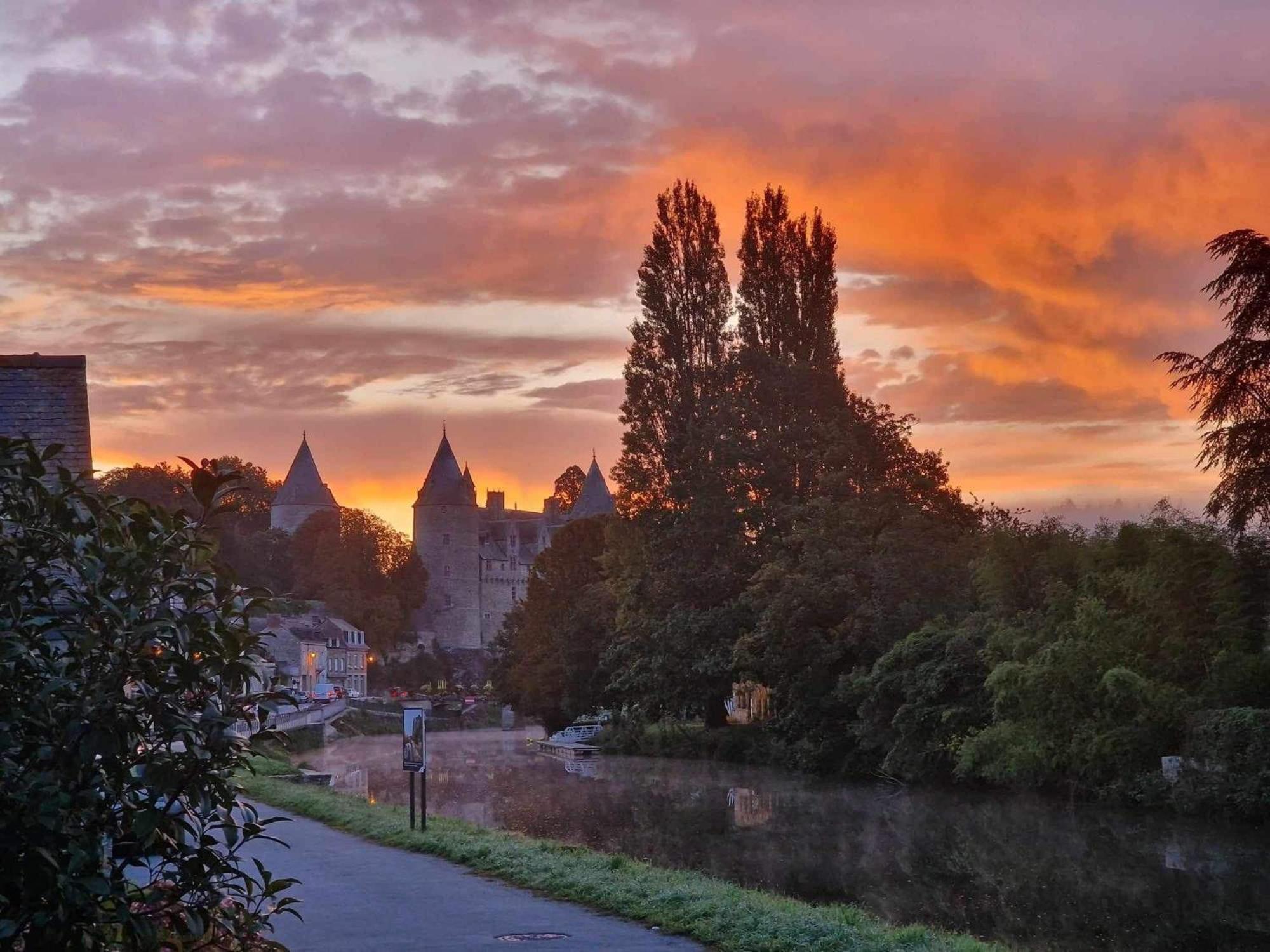 Gite Maisonnette- Et A Cote Coule Une Riviere Josselin Buitenkant foto