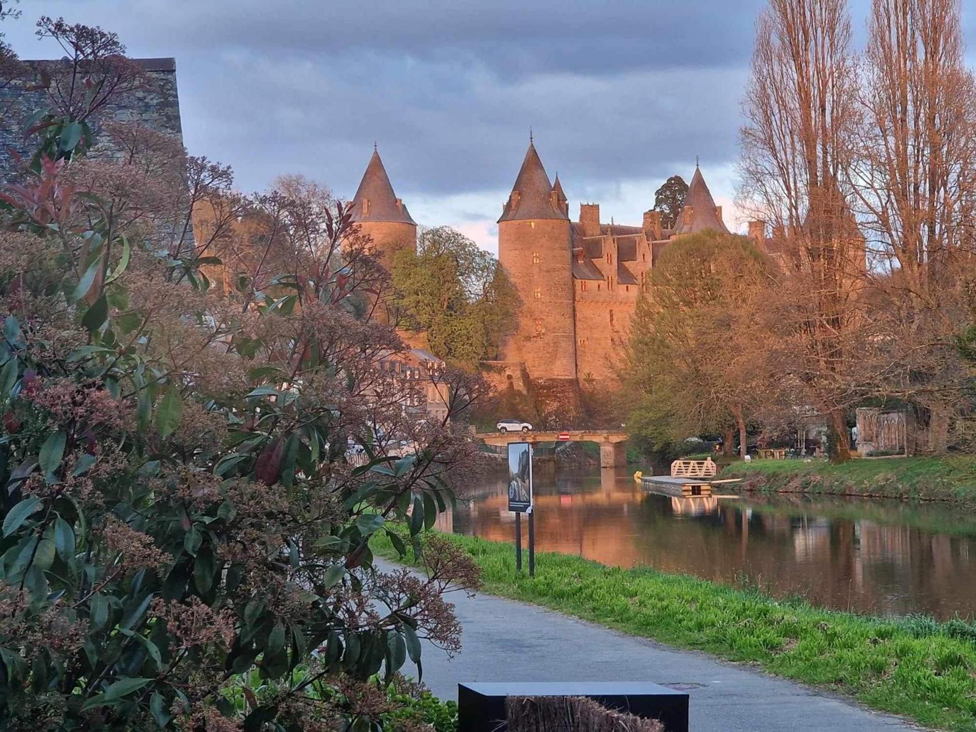 Gite Maisonnette- Et A Cote Coule Une Riviere Josselin Buitenkant foto