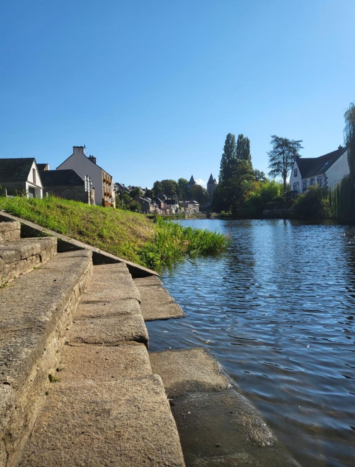Gite Maisonnette- Et A Cote Coule Une Riviere Josselin Buitenkant foto